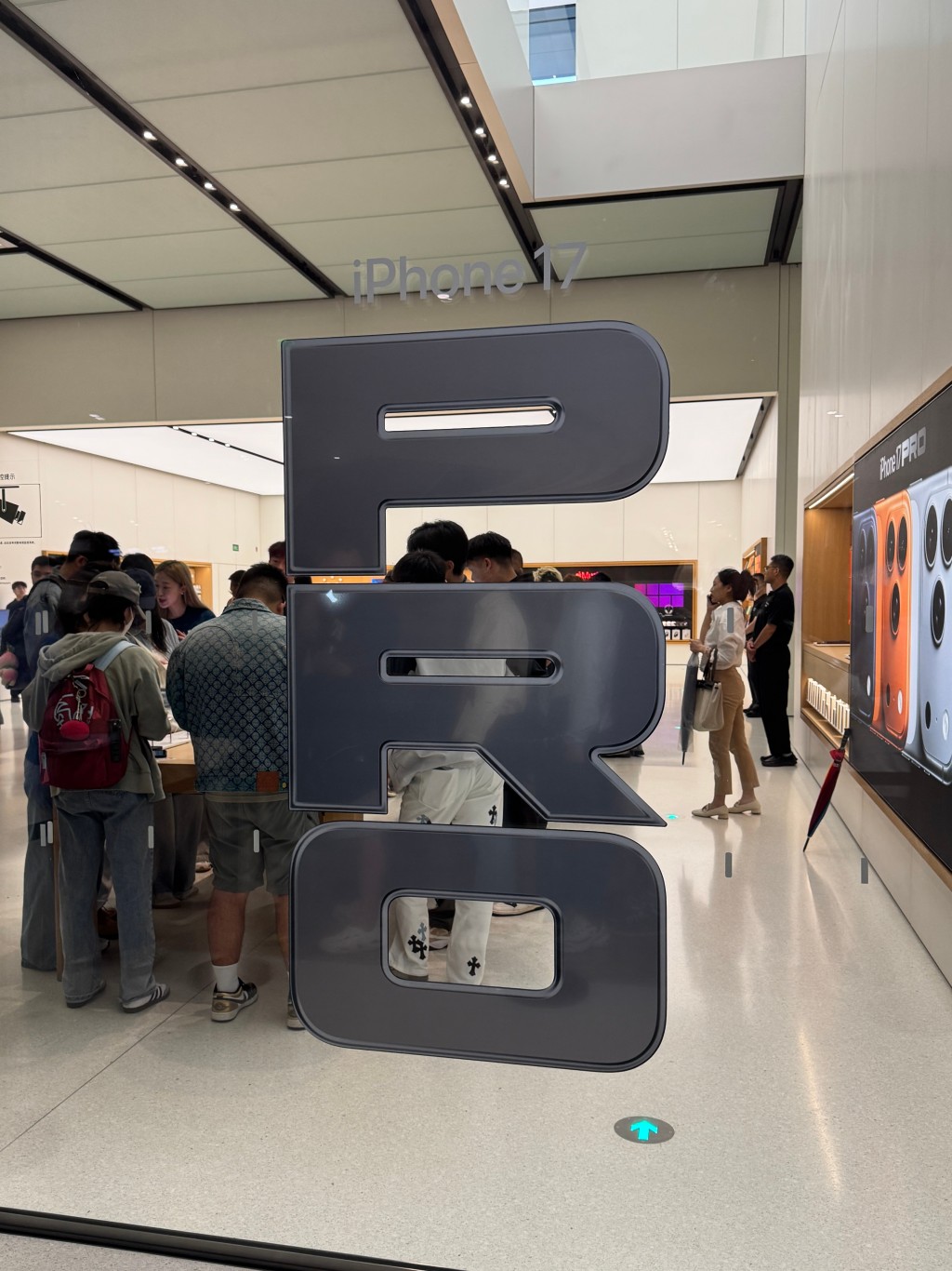 iPhone 17系列開賣，大批民眾到線下門店購買。微博＠TOP-十一 