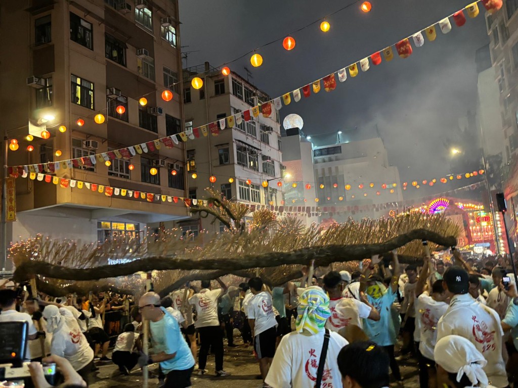 火龍會穿梭大坑的大街小巷。郭穎彤攝