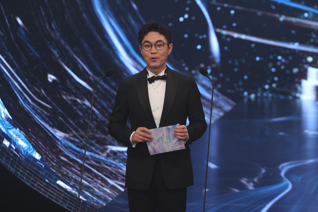 第42屆香港電影金像獎「最佳女配角」由影帝提名人大鵬頒發。  ​