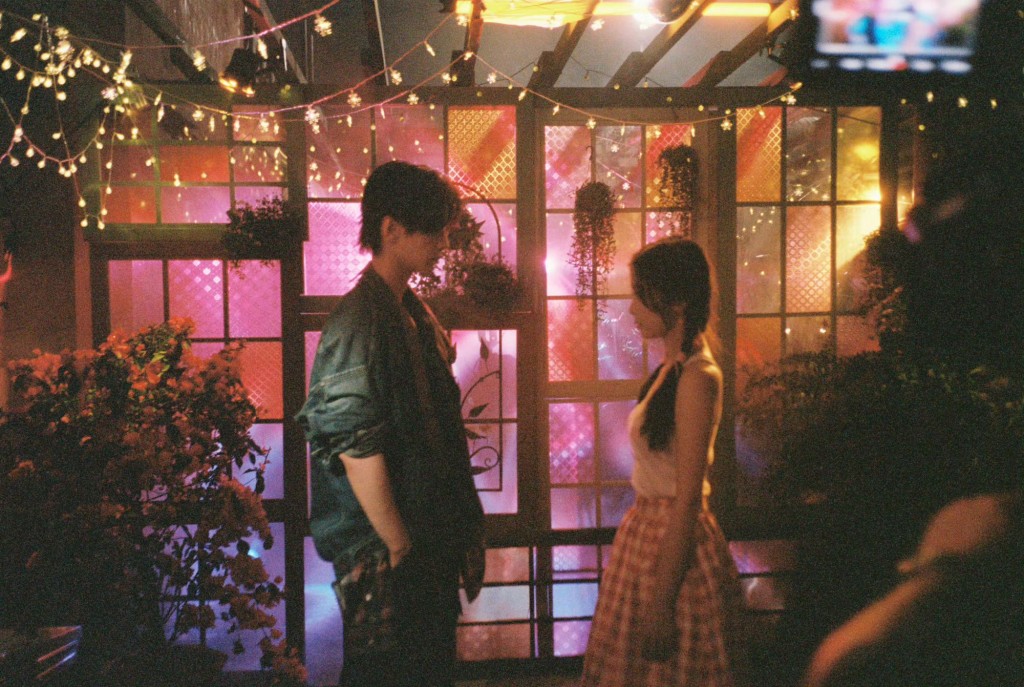 姜暮借醉吻向靳朝。