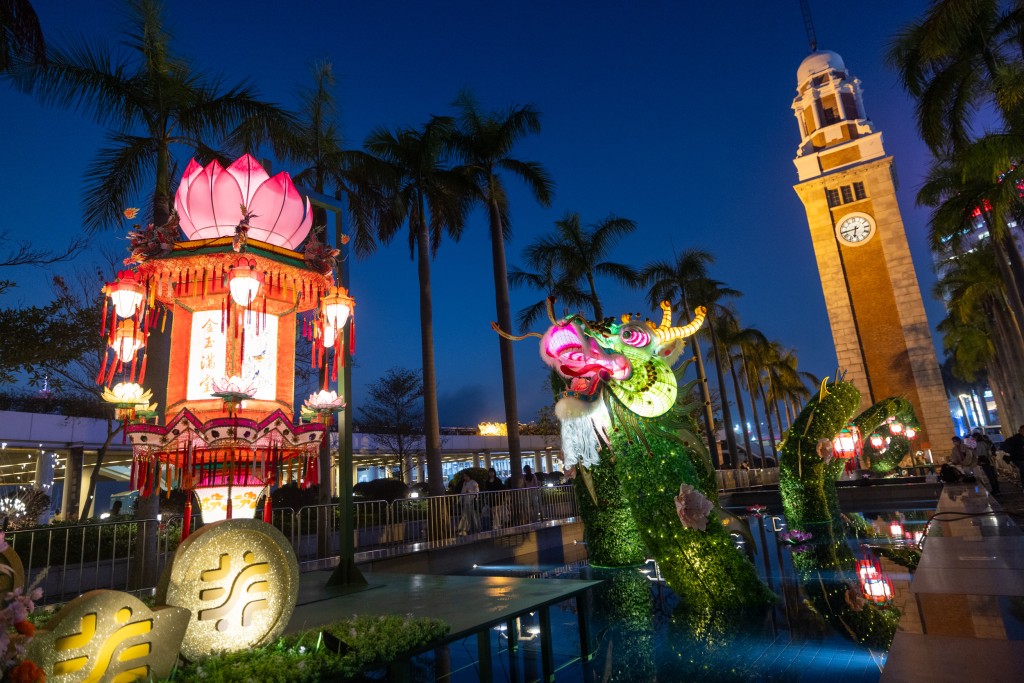 香港文化中心露天广场举行春节彩灯展《龙跃花灯‧喜迎新岁》，与市民一起迎接龙年的来临。