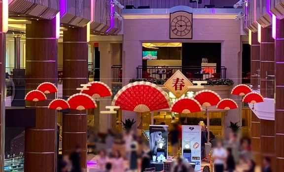 海洋光谱号的皇家购物大道将会挂起应节虎年装饰。