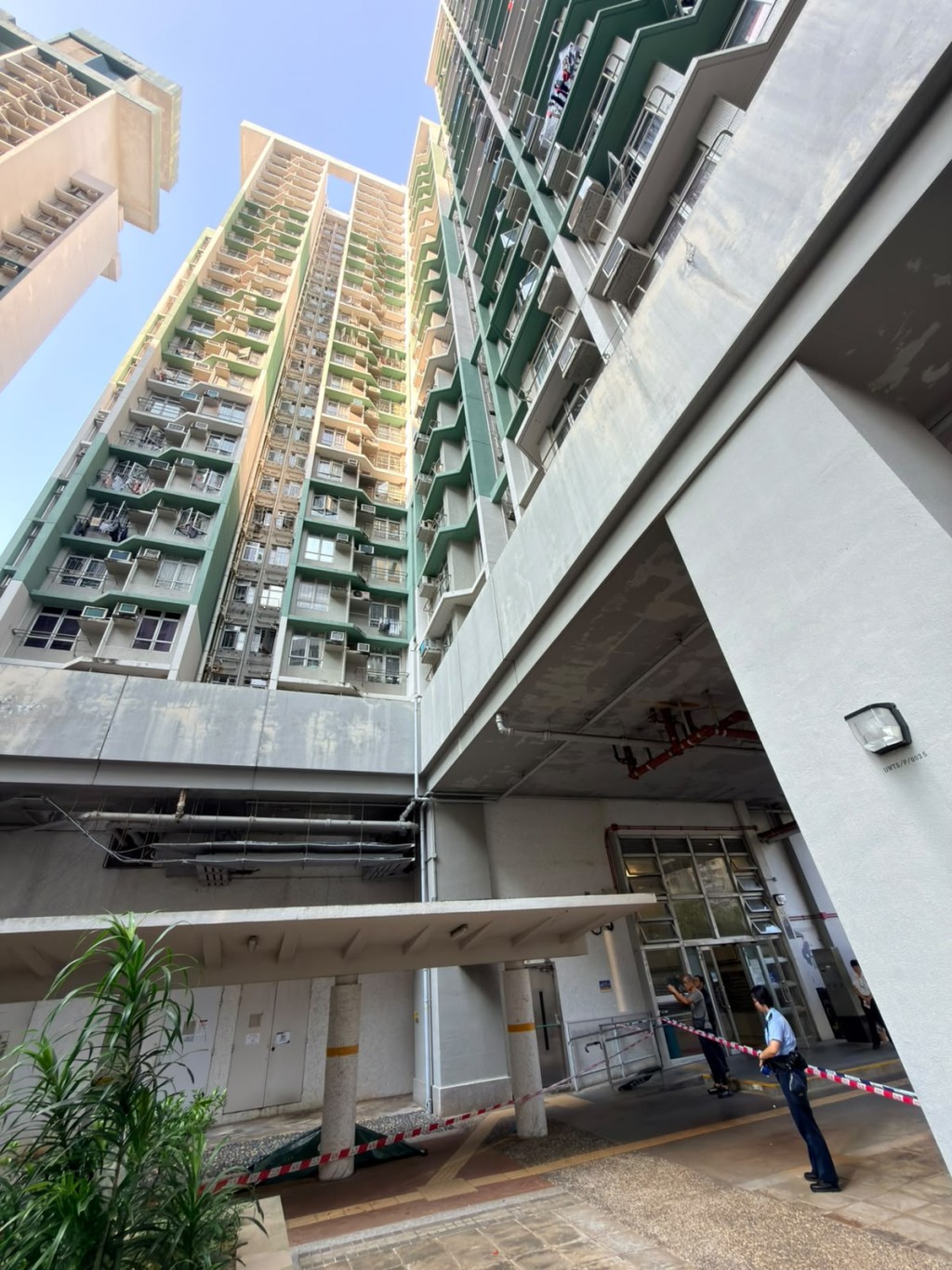 警方於7時26分再接獲昭善樓保安員報案,指發現另一名男子倒臥於昭善樓平台,懷疑從高處墮下。梁國峰攝 警方於7時26分再接獲昭善樓保安員報案,指發現另一名男子倒臥於昭善樓平台,懷疑從高處墮下。梁國峰攝