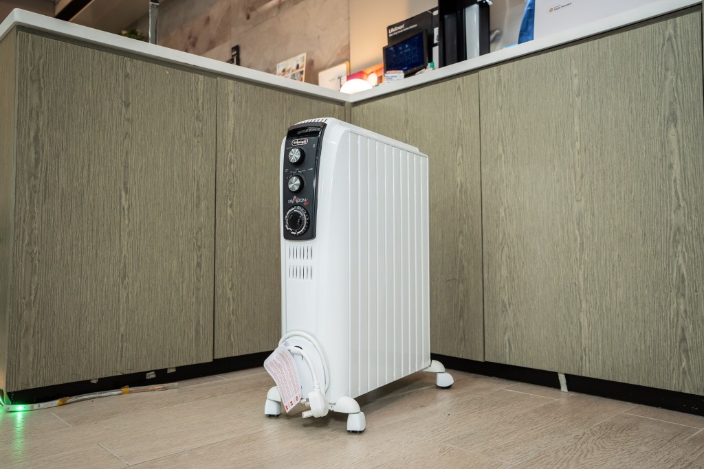 充油式暖爐所散發的溫度和散熱的速度比較平均穩定，減少消耗空氣中的水分，減低用家的乾燥感覺，運作寧靜。