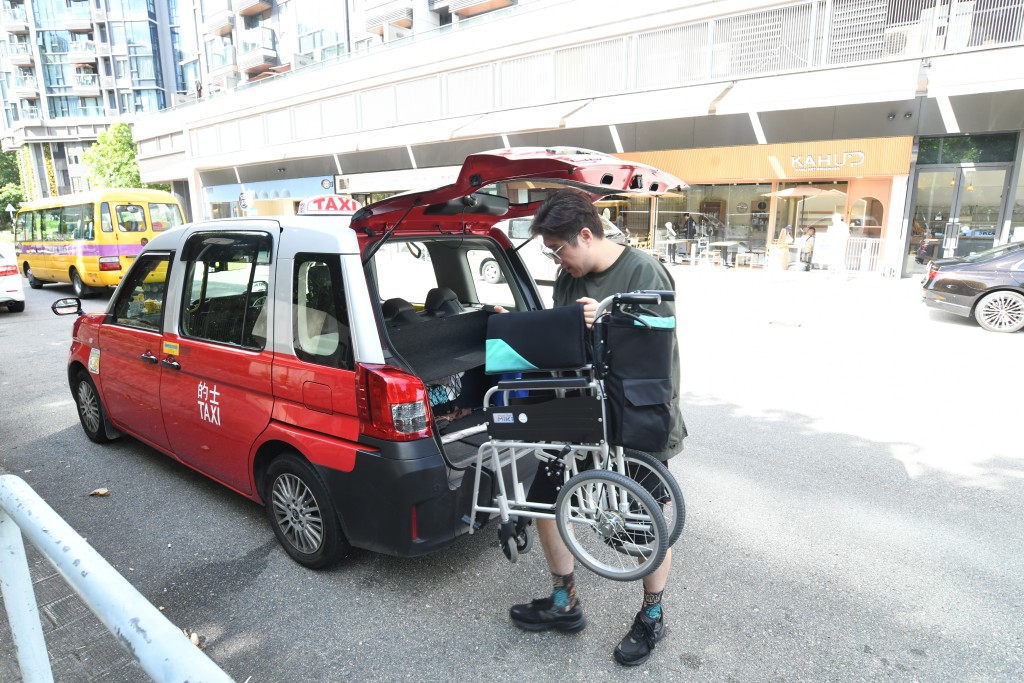 他協助乘客總是義不容辭，例如在道路上不時會遇到輪椅使用者，他也會主動幫忙搬動輪椅上車。