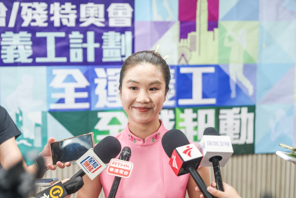 義工陳嘉男表示,大會亦邀請了兩位國家級的專業老師為她們做禮儀培訓。 義工陳嘉男表示,大會亦邀請了兩位國家級的專業老師為她們做禮儀培訓。