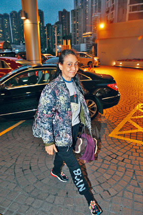 女儿何超贤昨晚现身医院探望父亲。