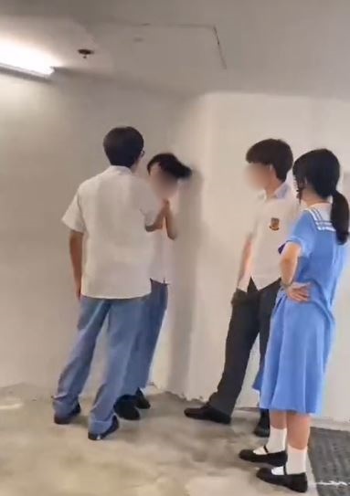 受害事主被戴眼鏡男生兜巴摑。網片截圖