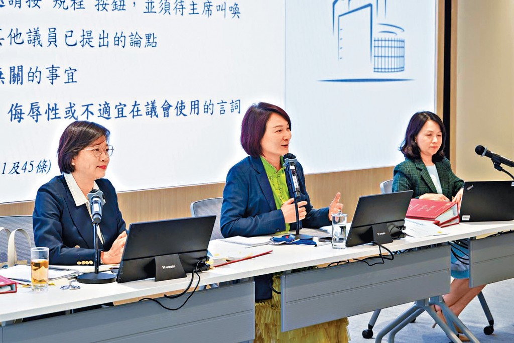 立法會主席李慧琼舉辦「雞精班」，講解議事規則、內務守則等。