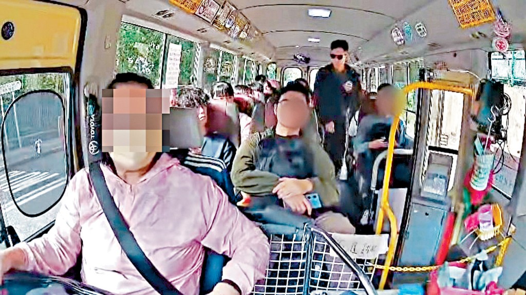 早前警方在小巴加強巡查。