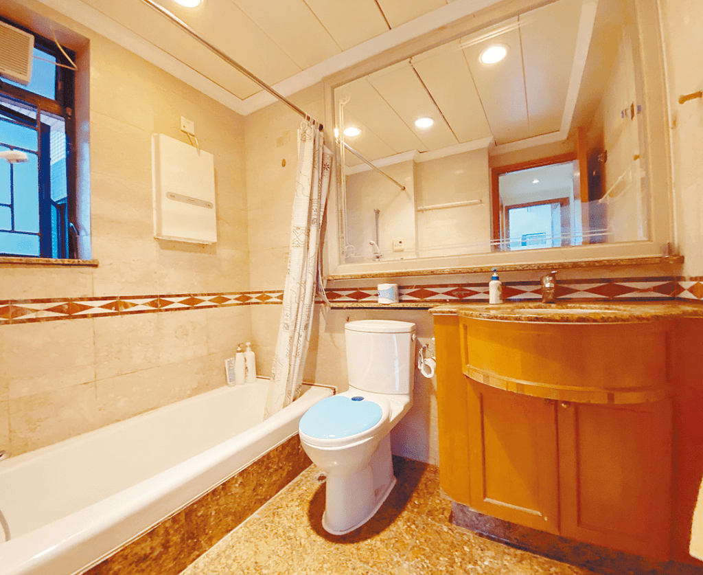浴室設有通風窗，備有浴缸浸浴。
