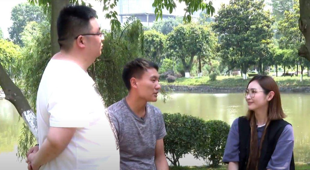 陳貝兒細聽王補都憶述如何受到扶貧書記張大海的啟發,努力拼搏成功通過高考,改變自己的人生。