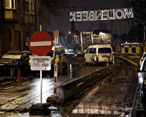 比利時警方在莫倫貝克區進行大規模反恐行動。