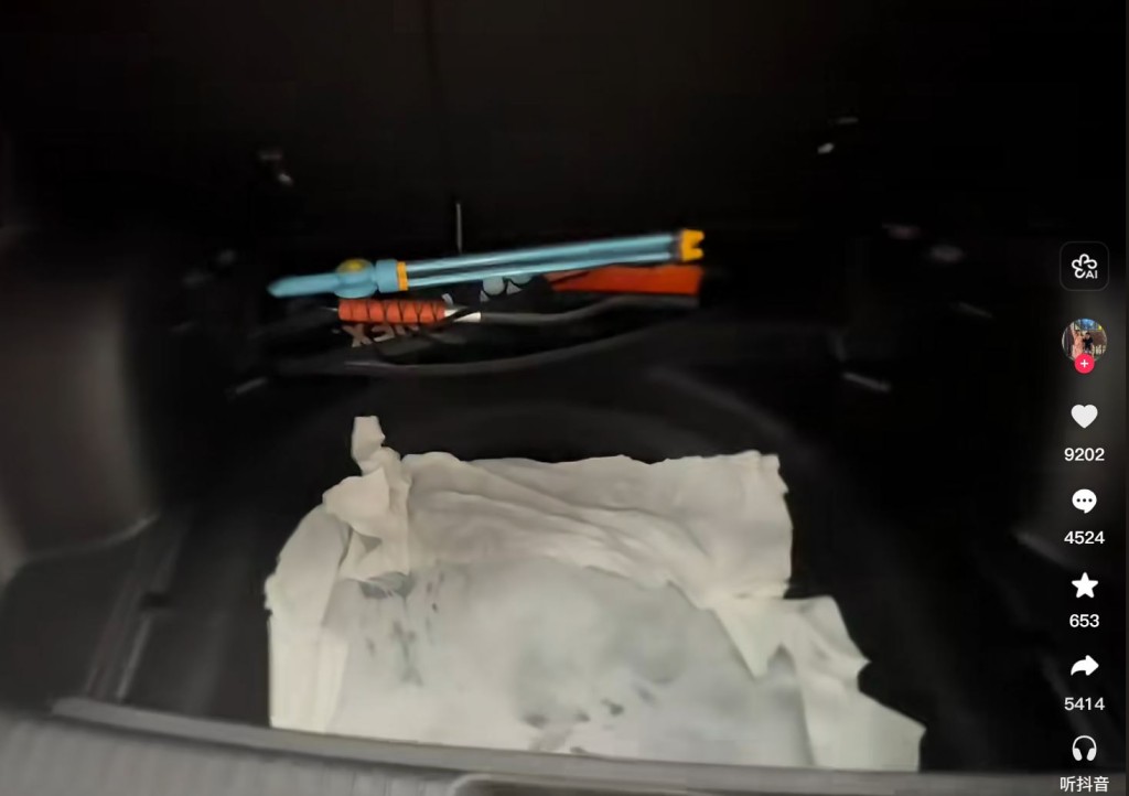 岑女士被射至严重入火的汽车要送去维修及评估损失。抖音