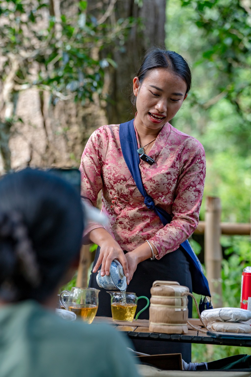 在景邁山大平掌古茶林，一位傣族姑娘在直播賣茶。 新華社