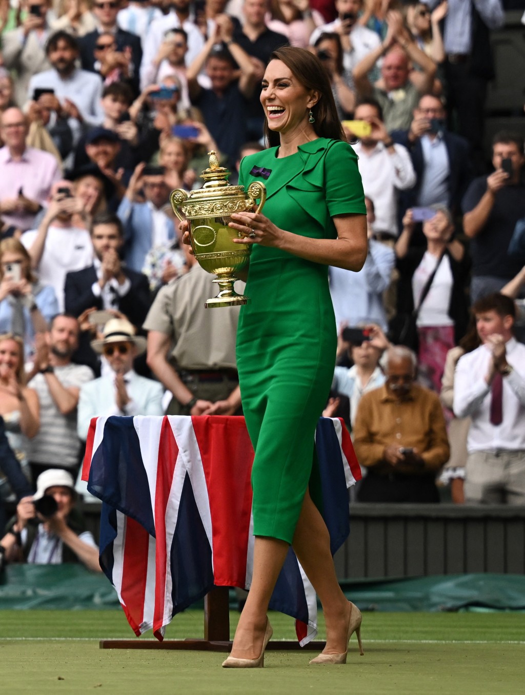 身穿綠色Roland Mouret洋裝的凱特皇妃，手捧金杯準備頒獎給溫布頓男單冠軍。路透社