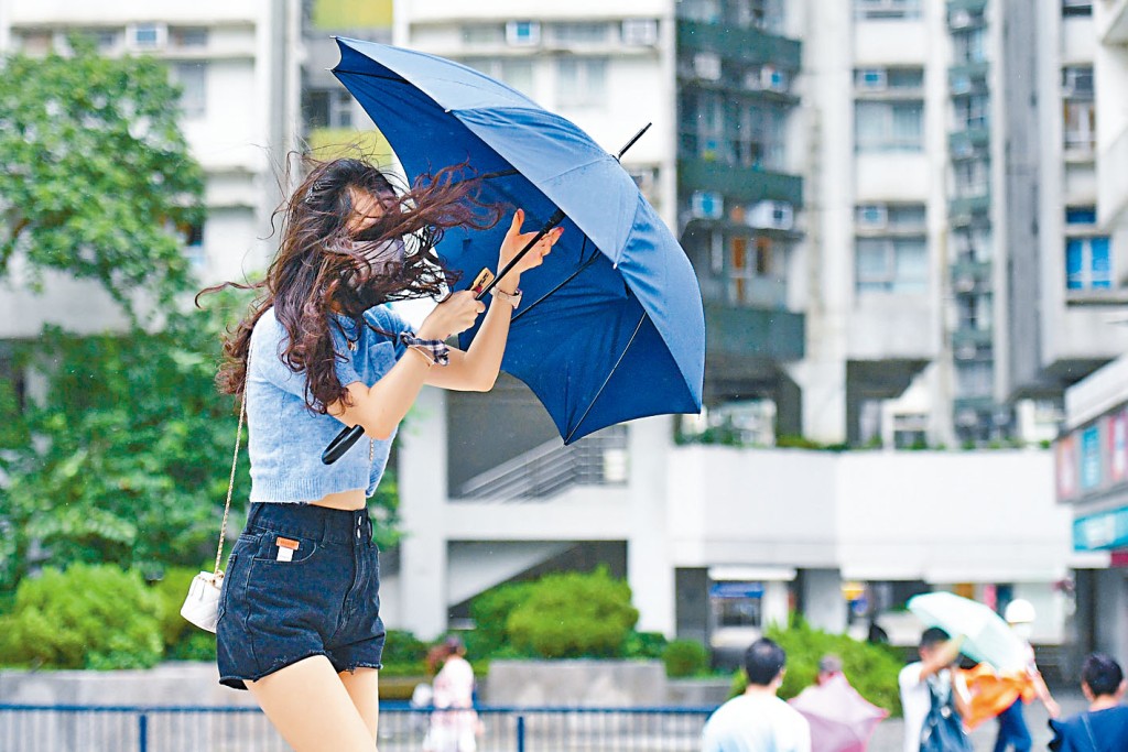 ■八号风球下，市民力抗强风暴雨显得狼狈。