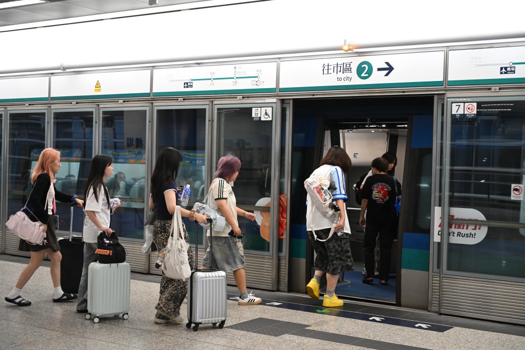 機場快綫往香港站的列車服務將會延長，尾班車將於凌晨1時15分由機場站開出。資料圖片