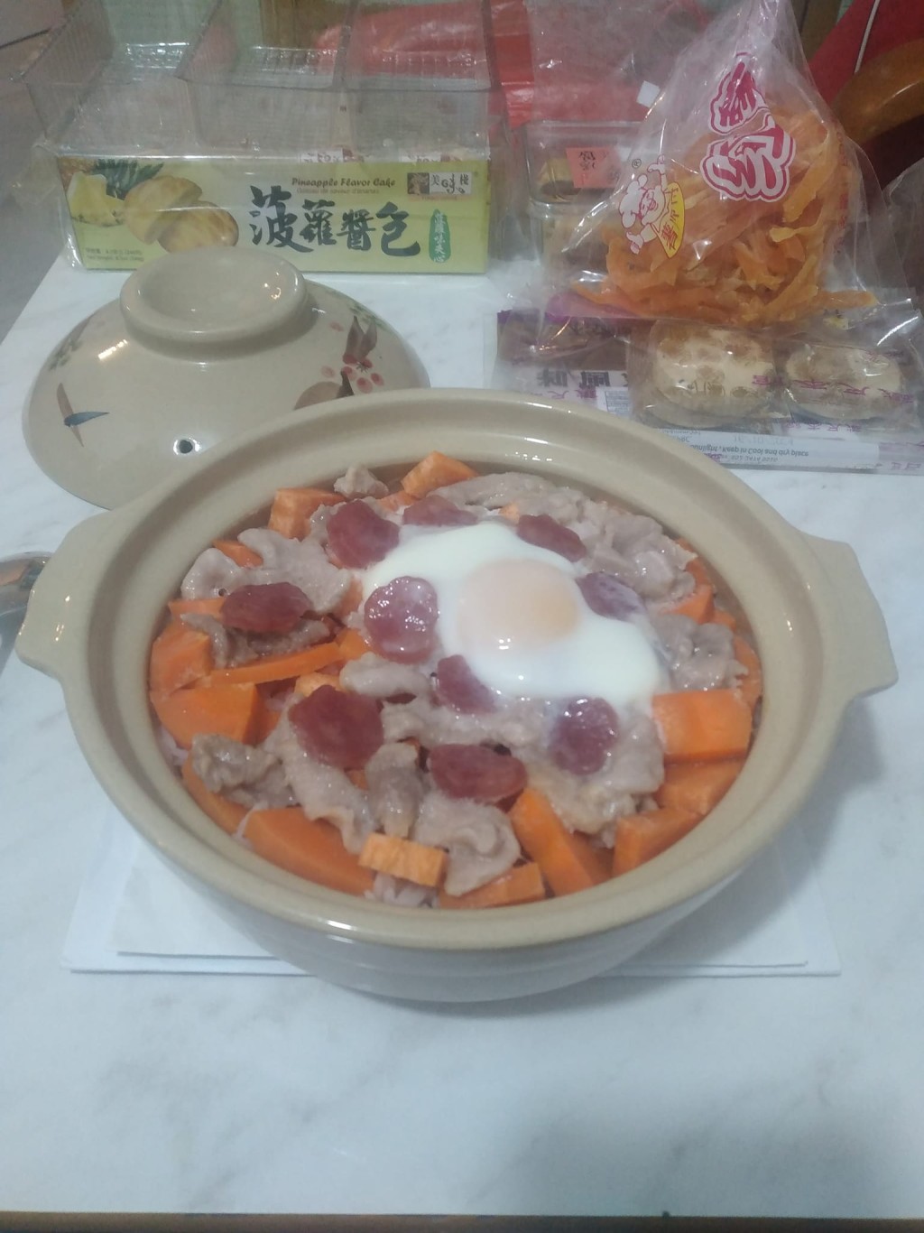 红萝卜粒 腊肠片 猪肉片 太阳蛋 煲仔饭（图片来源：Facebook@香港茶餐厅及美食关注组）
