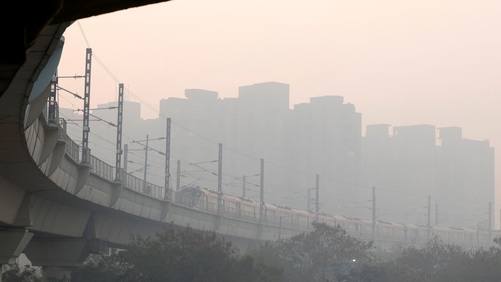 德里地鐵列車在空氣污染造成的煙霧中行走。 路透社