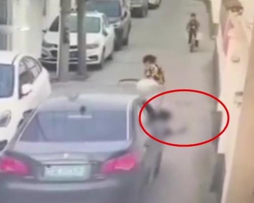 江蘇大媽推嬰兒車過馬路,未察覺BB掉落。(網圖)