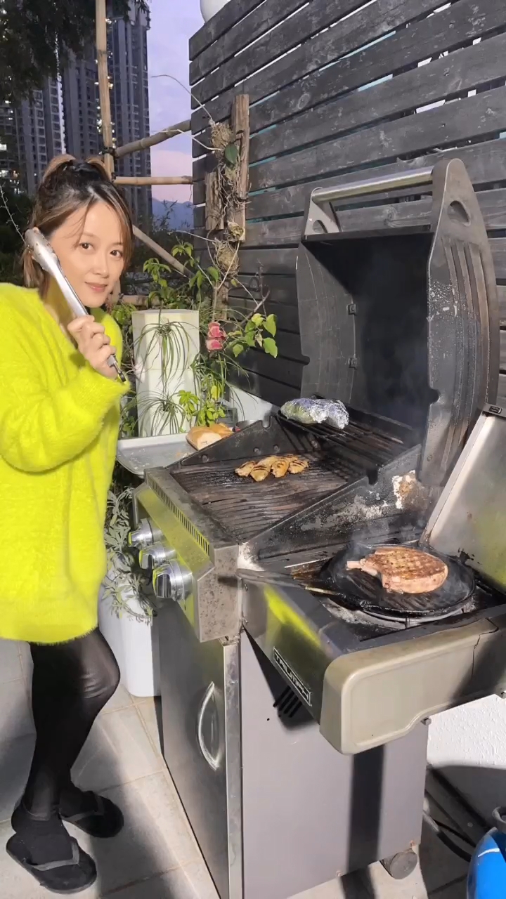姚樂怡到好姊妹鍾麗淇家中BBQ一同迎接新年。