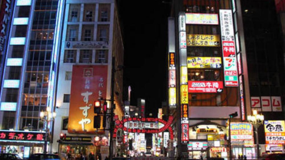 東京新宿歌舞伎町。 新華社