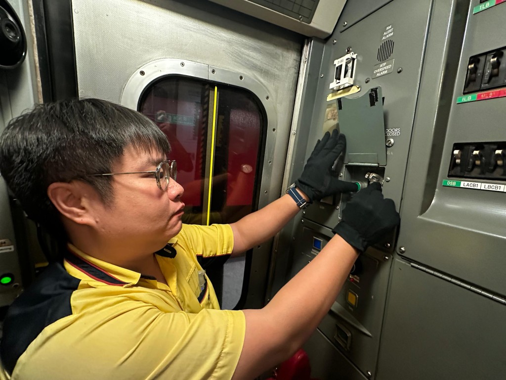 港鐵8月初於葵興站進行新信號系統列車測試。
