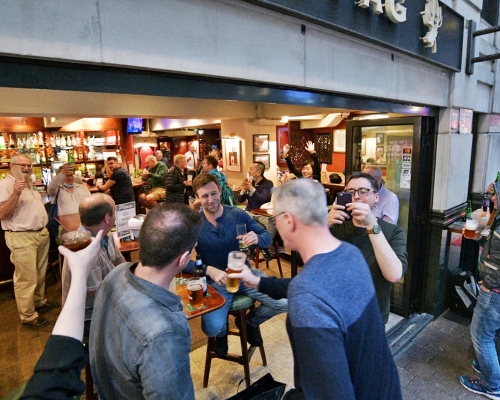 有酒客在酒吧停業前作「最後衝刺」。