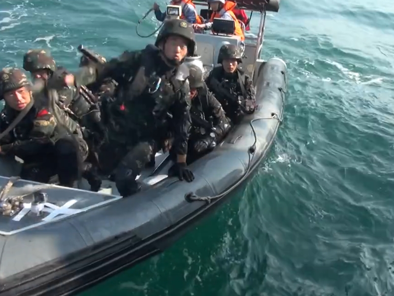 駐港部隊三軍訓練。影片截圖