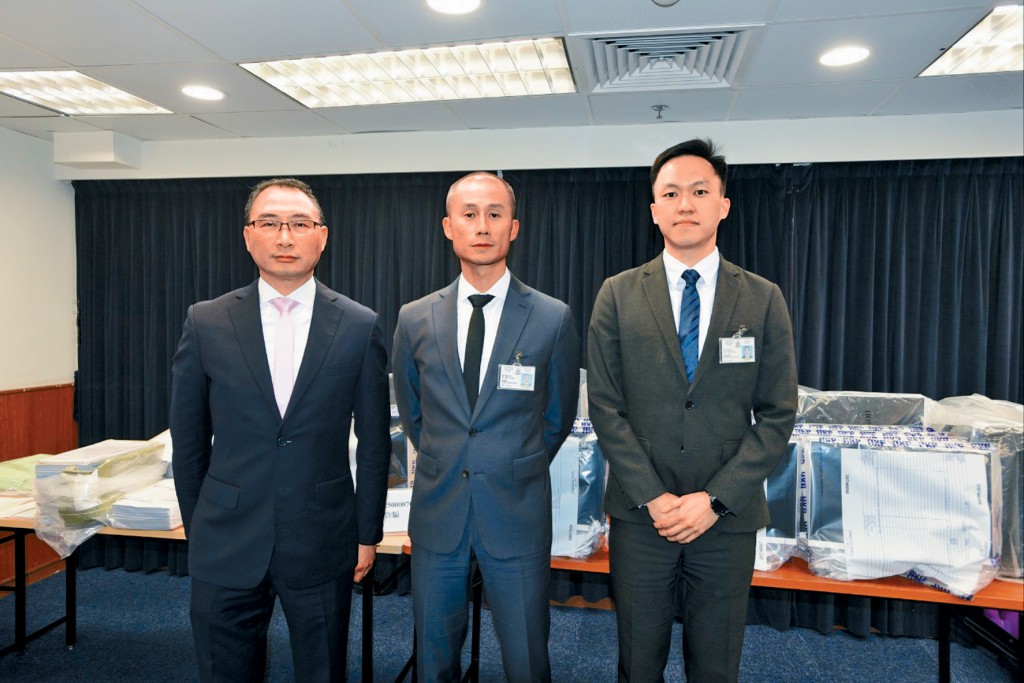 左至右:地產代理監管局執行總監陳汝儆、西九龍總區重案組總督察謝于毅、高級督察林子鎌交代案情。