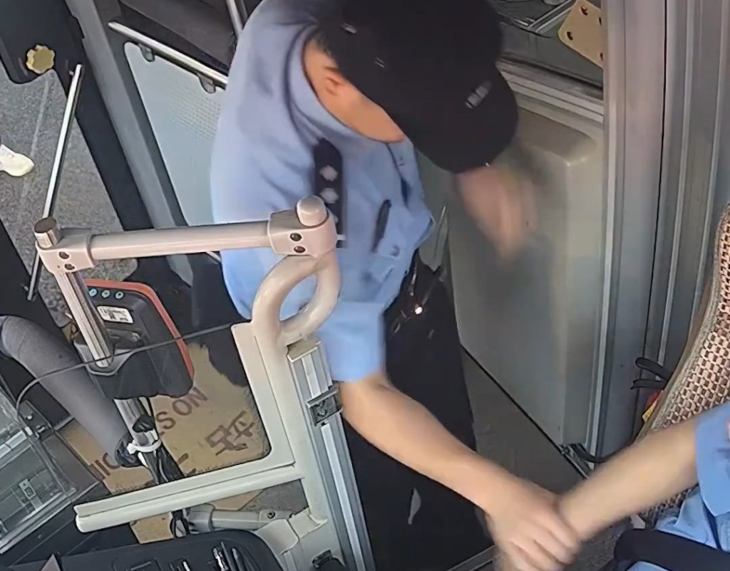 闭路电视拍下周俞临终前将巴士刹停的情况。