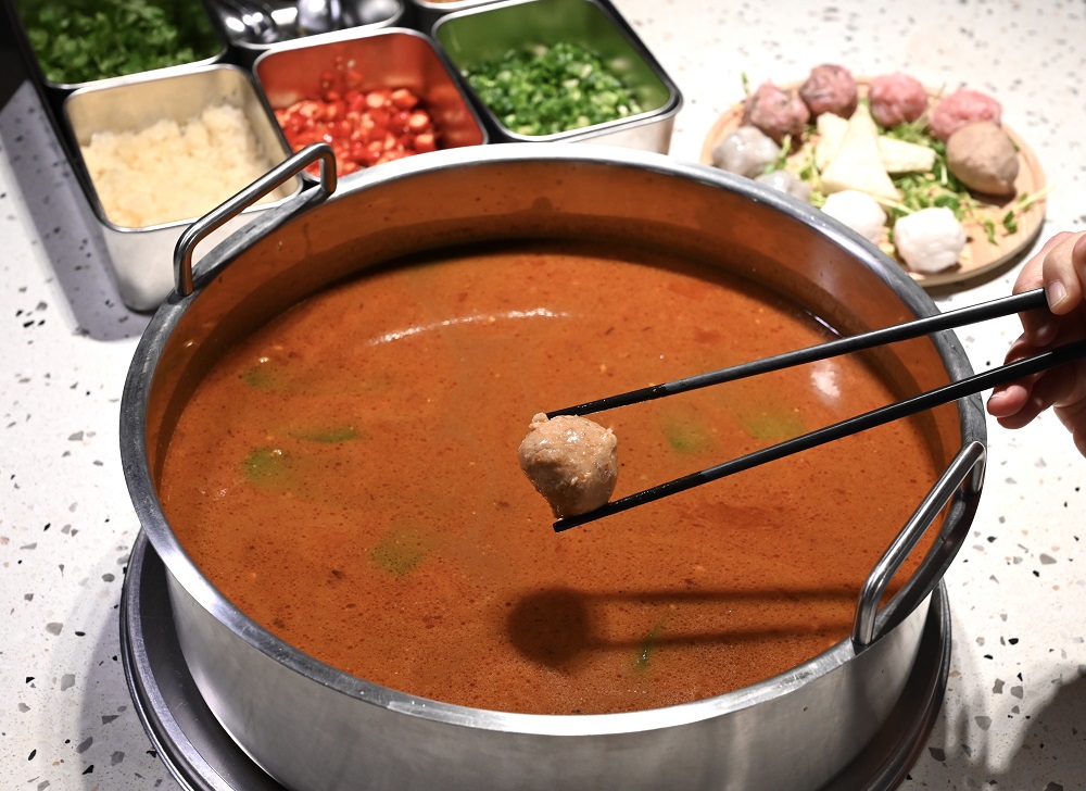 喜勝沙嗲萵筍（$128），混合多種醬料熬煮，惹味香口，最適合用以烚煮肉丸和肉品。