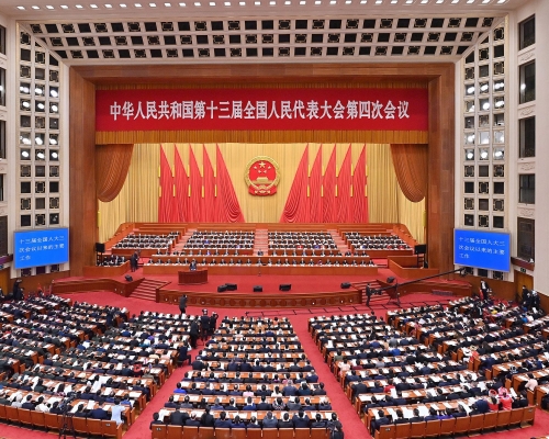 全國人大開會審議關於完善香港的選舉制度。新華社圖片