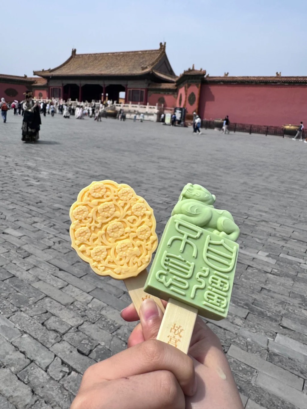 網民熱烈討論護手霜、冰箱貼及文創雪糕等景區冤種三件套。小紅書