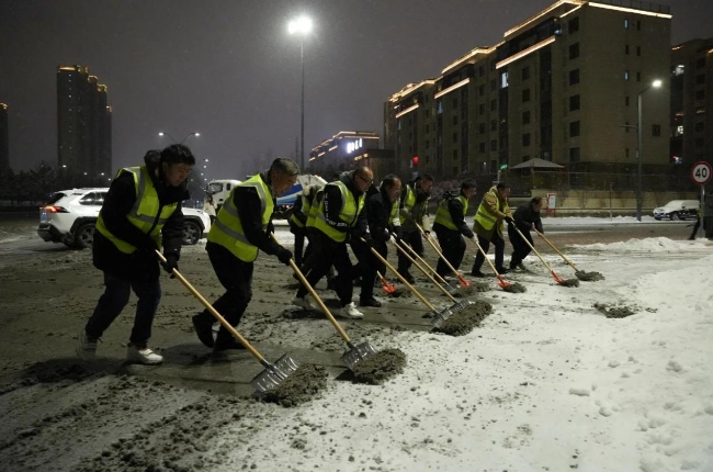 山西環衛工被要求戴定位器掃雪，引發爭議。 新華社資料圖