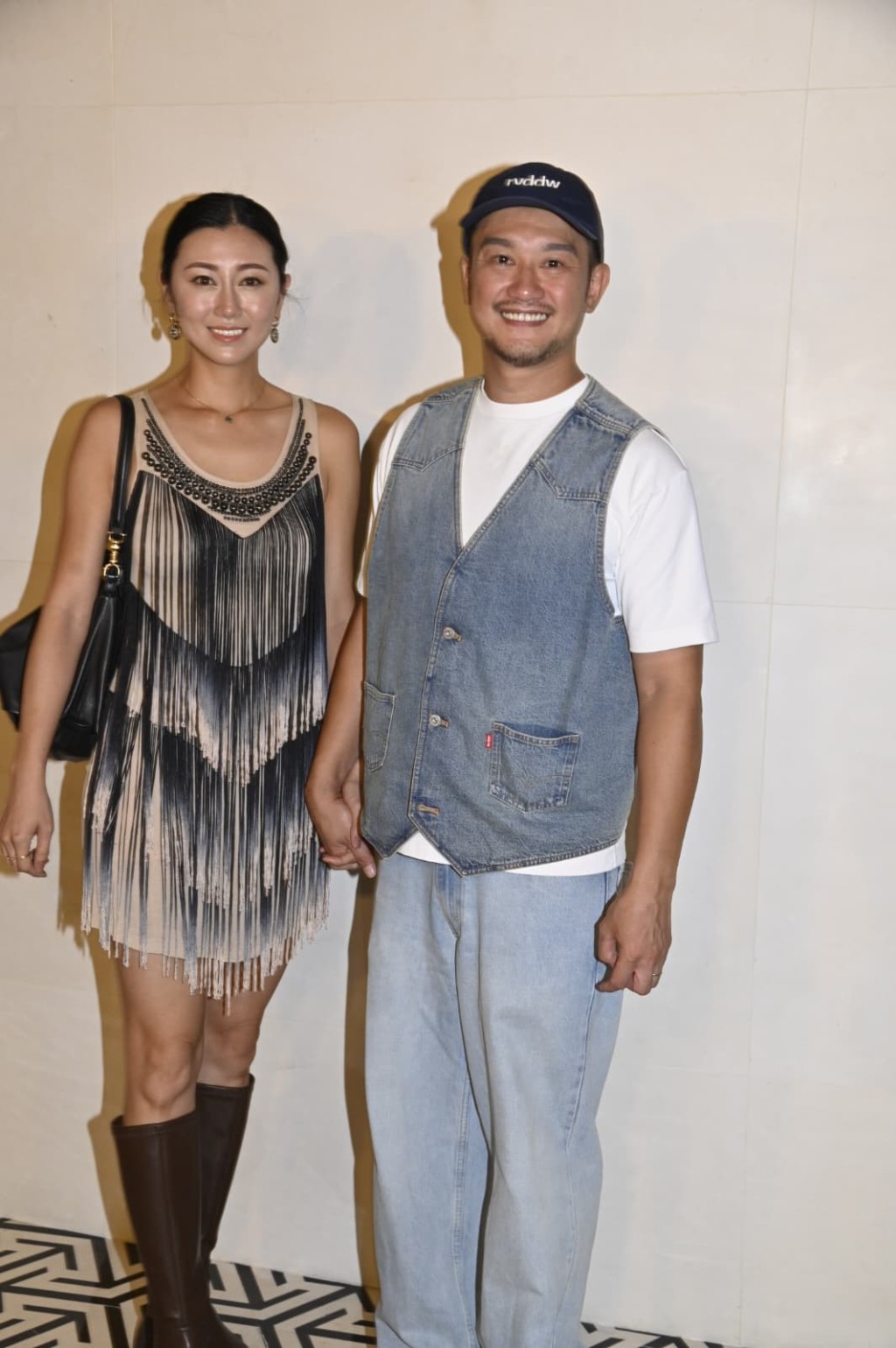 吳浩康和太太郭思林一起到尖沙咀睇MMA比賽。