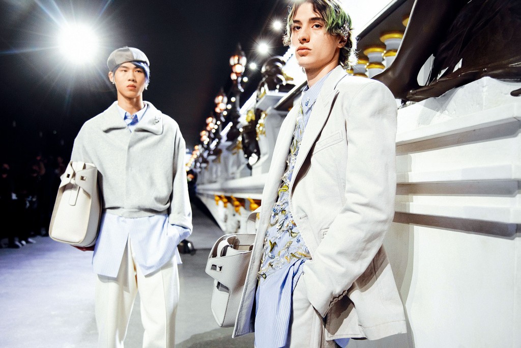 Dior秋冬男裝系列花生騷,選址巴黎的Pont Alexandre III,以塞納河作為背景,並以戶外模式舉行。