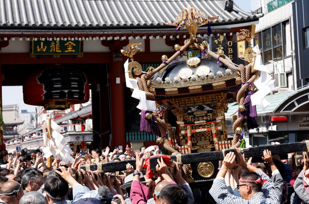 東京周日迎來今年首個真夏日。路透社