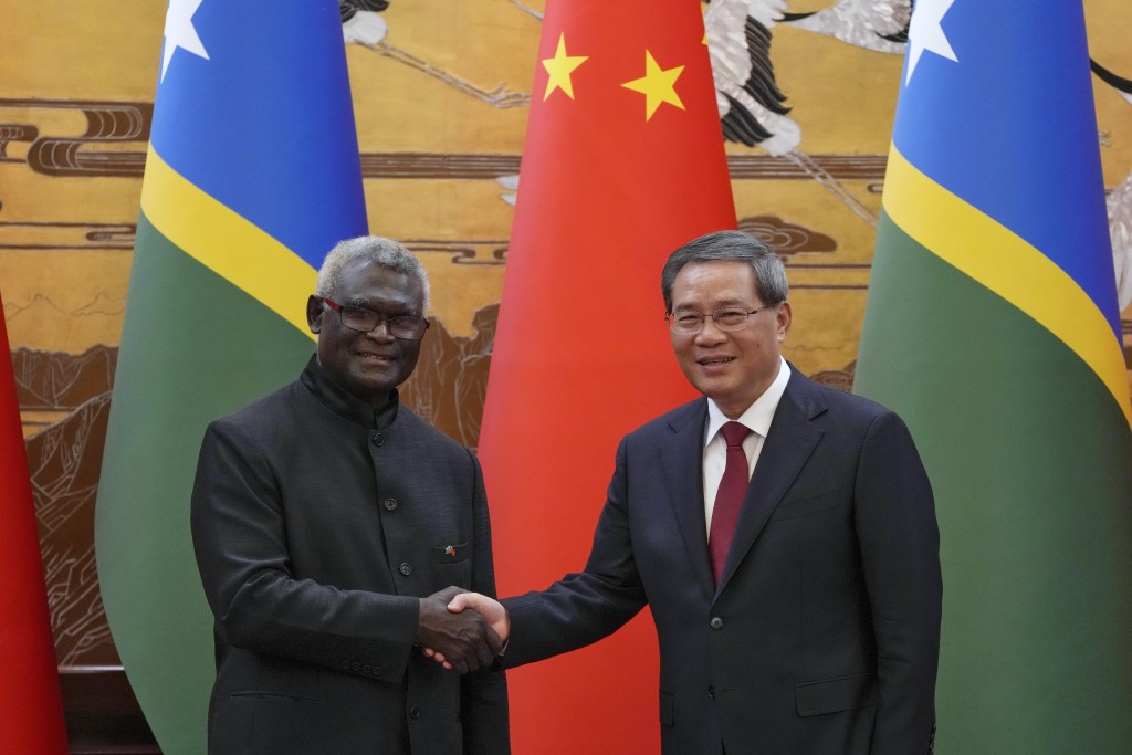 立場親華的所羅門總理索加瓦雷去年訪華，與中國國務院總理李強會晤。美聯社