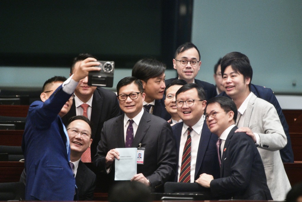 会议开始前，保安局局长邓炳强与民建联一众议员合照。卢江球摄