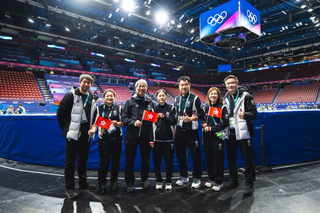 林靜欣（中）創港隊歷史後跟港協暨奧委會團隊開心合照。相片由港協暨奧委會提供