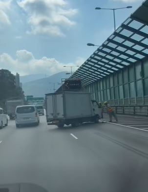 密斗貨車打橫擱在路上。fb 車cam L（香港群組）  