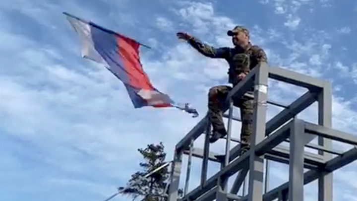 烏軍收復東部重鎮萊曼，士兵將俄羅斯國旗拆走並丟棄。路透社圖片