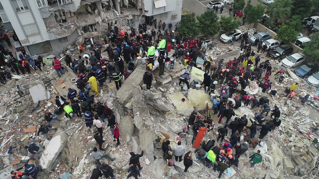 土耳其地震，救援人員在阿達納（Adana）瓦礫堆爭分奪秒搜索生還者。 路透社