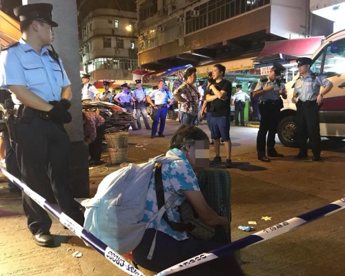 八旬老婦在深水埗桂林街擺賣期間,遭大批食環署職員及警員包圍及檢控阻街。
