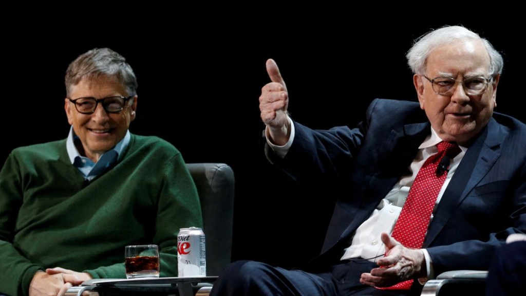 股神巴菲特（右）指出，淫媒案重創自己與蓋茨（左）之間的友誼。路透社