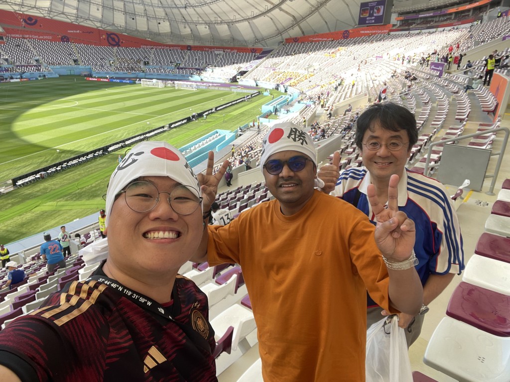 特约记者王嘉豪(左)估计，花3至5万港元可以现场支持港足踢亚洲杯。 资料图片