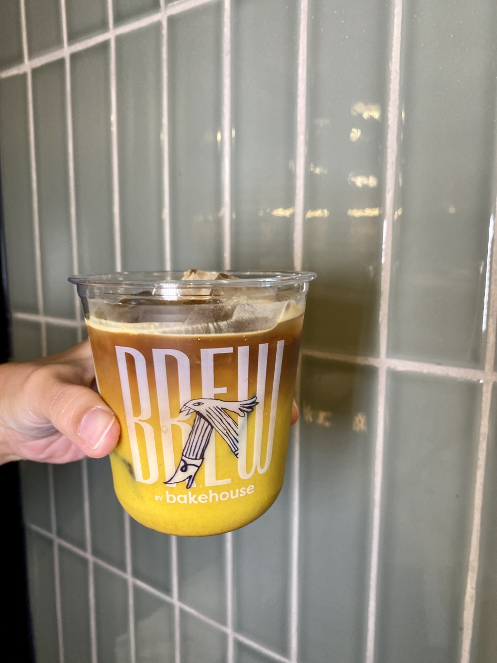 金黃髒髒咖啡$50，凍燕麥奶中有薑黃、肉桂和薑，倒入濃縮咖啡。
