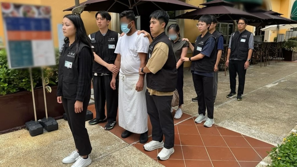 入境處兩日搜逾百地點 拘10黑工7僱主 包括印度男家傭違規掌廚